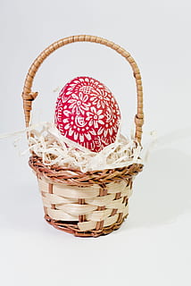 eieren, ei, Paas eieren, paasei, Pasen, decoratie, kerst decoratie, gewoonte, kerstversieringen, easter egg schilderij, de lente, de traditie van, gekleurde, pasen symbool, kleur, mand, houder, witte achtergrond, studio opname, binnenshuis, voedsel, stilleven, eten en drinken, versheid, geen mensen, uitknippen, vlechtwerk, hoge hoekmening, kopie ruimte, detailopname, gezond eten, patroon, tafel, rood, hout - materiaal, 2K, CC0, publiek domein, royaltyvrij