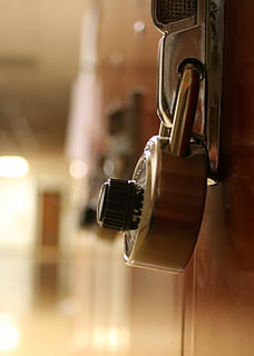 fermer à clé, casier, école, sûr, Sécurité, cadenas, garantir, protection, intimité, accès, espace de rangement, affaires, porte, métal, école secondaire, couloir, jeune adulte, les adolescents, propriété, ouvrir, Orange, classe, salle de cours, garde, à l'intérieur, se concentrer sur le premier plan, fermer, personne, bouton, La technologie, objet unique, culture artistique et divertissement, machinerie, bois - matériau, entrée, absence, mise au point sélective, conception, nature morte, loquet, 2K, CC0, domaine public, libre de droits