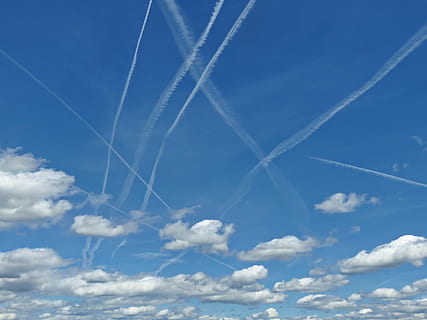 cielo, blu, nuvole, stele, scie chimiche, sfondo, nuvola - cielo, scia di vapore, Inquadratura dal basso, bellezza nella natura, natura, la tranquillità, scenics - natura, nessuno, scena tranquilla, giorno, idilliaco, sfondi, Colore bianco, Paradiso, all'aperto, fotogramma intero, Cloudscape, forma a croce, meteorologia, wispy, 4K, CC0, dominio pubblico, privo di copyright
