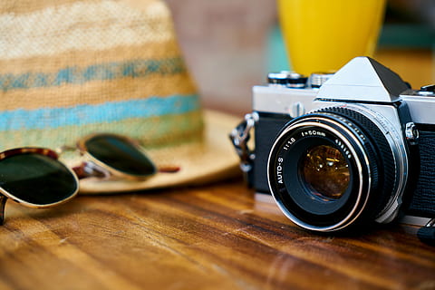sort, grå, kamera, solbriller, bord, gammel, linse, hat, ferie, briller, underholdning, legetøj hobbyer, produkt foto, design, sommer, stilfuld, mode, frugtjuice, Appelsinjuice, cafe, kamera - fotografisk udstyr, fotografering temaer, gammeldags, selektiv fokusering, retro stylet, syn, ingen mennesker, tæt på, teknologi, objektiv - optisk instrument, objektiv - øje, fotografisk udstyr, fotografere, aktivitet, fokus på forgrunden, indendørs, enkelt objekt, SLR kamera, antik, digitalt kamera, 5K, CC0, offentligt domæne, royaltyfrie