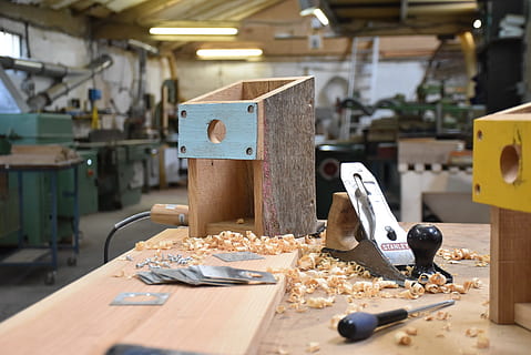 atelier, Boîte de nidification, à l'intérieur, table, Nourriture et boisson, bois - matériau, aliments, personne, La technologie, affaires, journée, industrie, équipement, désordonné, chambre domestique, se concentrer sur le premier plan, récipient, usine, fermer, métal, meubles, oiseau, 2K, CC0, domaine public, libre de droits