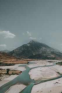 fiume, montagna, giorno, corpo, acqua, soleggiato, cielo, nube, vertice, la neve, ghiaccio, lago, albero, albanium, Esplorare, estate, terra, Fujifilm, divertimento, scenics - natura, bellezza nella natura, scena tranquilla, la tranquillità, natura, nuvola - cielo, ambiente, scena non urbana, nessuno, idilliaco, paesaggio, all'aperto, sale piatto, picco di montagna, 5K, CC0, dominio pubblico, privo di copyright