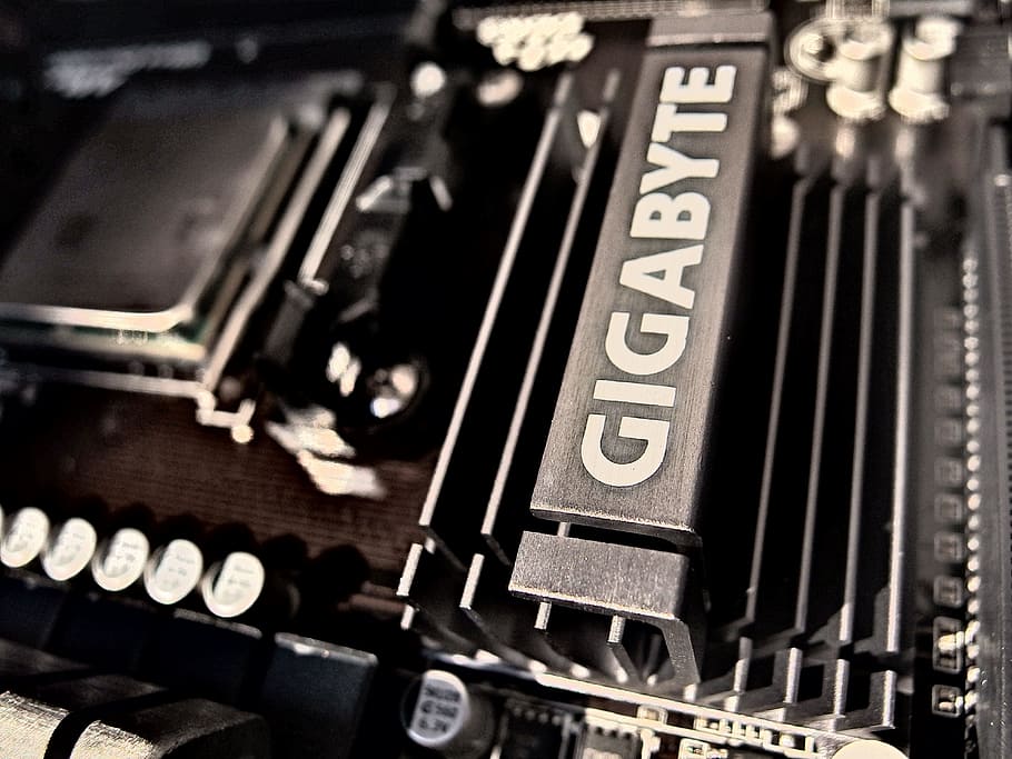 ordinador de gigabytes negre, tecnologia, ordinador, metall, indústria, d'alta tecnologia, placa base, intel, finestres, i, braç, primer pla, comunicació, cap gent, nombre, a l'interior, part de l’ordinador, equips informàtics, màquina d’escriure, connexió, enfocament selectiu, text, indústria electrònica, equipament, maquinària, estil retro, cultura i entreteniment artístic, 4K