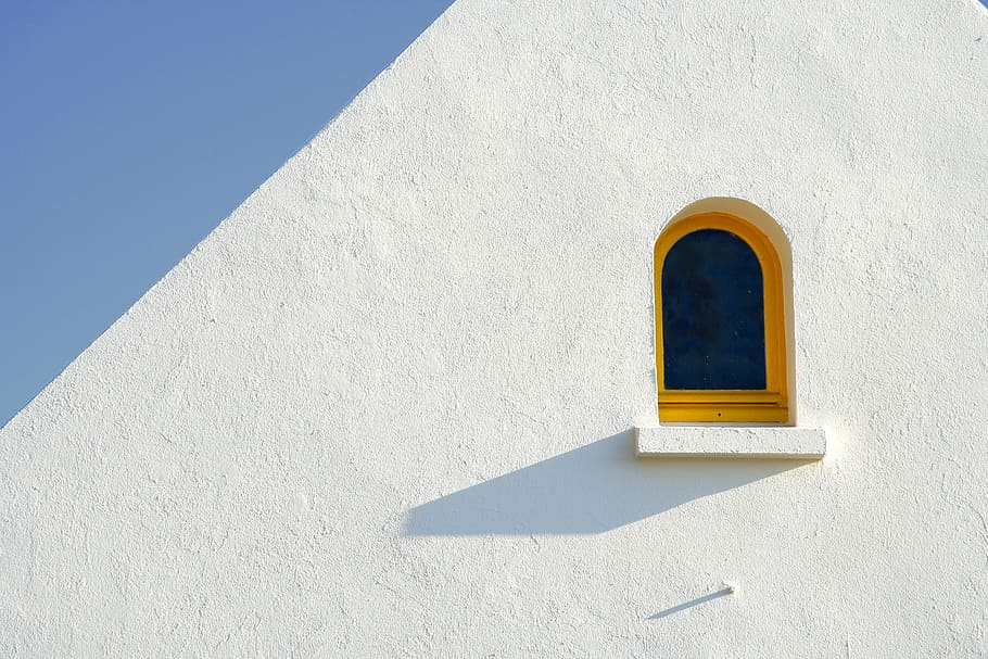 finestra tancada, finestra, mínim, blanc, groc, blau, cel, ombra, minimalisme, paret, netejar, arquitectura, Color blanc, estructura construïda, exterior de l'edifici, dia, emblanquinat, cap gent, a l'aire lliure, primer pla, llum solar, naturalesa, edifici, vista d’angle baix, funció de construcció de parets, arc, cel clar, forma, concret, 2K