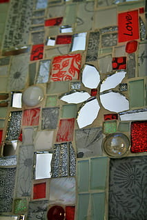 mosaico, manufatto, abilità, mestiere, arte, rosso, bianca, decorativo, in casa, nessuno, decorazione, preparativi, sospeso, Inquadratura dal basso, celebrazione, natura morta, Natale, comunicazione, modello, avvicinamento, messa a fuoco selettiva, testo, vacanza, grande gruppo di oggetti, carta, arte e artigianato, 4K, CC0, dominio pubblico, privo di copyright