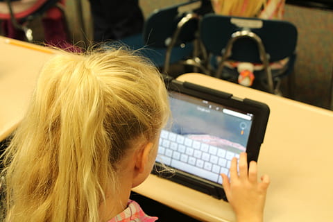rossa, nena de pèl, utilitzant, negre, Tablet PC, cabellera rossa, noia, ipad, aprenentatge, tauleta, ordinador, tecnologia, nen, digital, Internet, educació, tocar, cabell ros, portàtil, tecnologia sense fils, una persona, usant portàtil, cabell, dones, comunicació, persones reals, adult, centrar-se en primer pla, retrat, a l'interior, connexió, tirada al cap, assegut, estils de vida, pentinat, 5K, CC0, domini públic, lliure de regalies