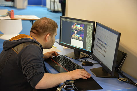 kompetisi keterampilan, pameran, pemrograman, programmer, teknologi, komputer, perangkat komputer, layar komputer, laki-laki, satu orang, kerja, dewasa, mebel, bisnis, meja tulis, PC desktop, meja, pendudukan, komunikasi, konsentrasi, duduk, dalam ruangan, papan ketik komputer, menggunakan komputer, keyboard, menganalisa, sibuk, pakaian bisnis formal, 5K, CC0, domain publik, bebas royalti