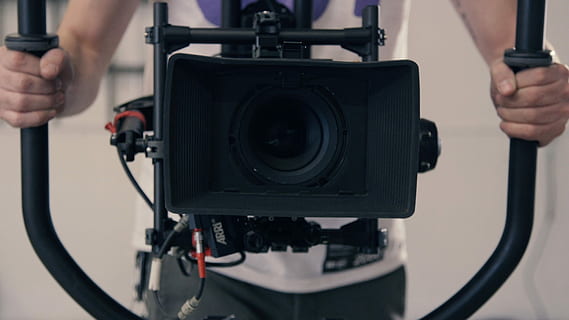 person, bedrift, kamera, stabilisator, sort, elliptisk, træner, teknologi, fjernsynskamera, menneskelig kropsdel, menneskelig hånd, kamera - fotografisk udstyr, hånd, tæt på, fotografering temaer, beskæftigelse, filmindustrien, studie, studio skud, indendørs, mennesker, kunstkultur og underholdning, Medierne, voksen, forfra, professionelle erhverv, kameramand, filme, digitalt kamera, tv-studie, video, 5K, CC0, offentligt domæne, royaltyfrie