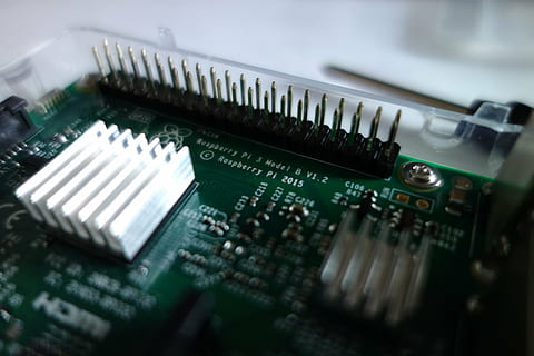 computadora, Fundación, pi frambuesa, Ingeniería Electrónica, sistema, pastilla, tecnología, placa de circuito, equipo, de cerca, Industria electrónica, Chip de computadora, equipo eléctrico, Componente eléctrico, conexión, nadie, comunicación, industria, color verde, enfoque selectivo, controlar, adentro, equipo de computadora, complejidad, parte de la computadora, electricidad, panel de control, UPC, 4K, CC0, dominio público, libre de derechos