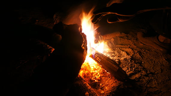 nit, foc, flama, fosc, cremant, fusta, foguera, calor, Àfrica, arbust, negre, llenya, naturalesa, a l'aire lliure, campament, Zimbabwe, viatge, bosc, calor - temperatura, foc - fenomen natural, registre, brillant, material de fusta, cap gent, primer pla, moviment, vista d’angle alt, color taronja, 4K, CC0, domini públic, lliure de regalies