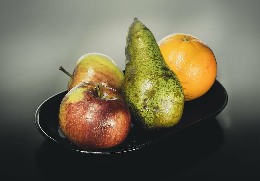 dos, pomes, alvocat, taronja, negre, ceràmica, placa, estudi, fruita, poma, pera, vermell, menjar, naturalesa, natura morta, verd, peres, dieta, salut, vitamines, pintura, fons negre, gust, la frescor, fresc, magra, menjar saludable, fruits sencers, fruita fresca, alimentació saludable, taronges, saludable, frescor, madur, cítrics, orgànic, menjar vegetarià, vitamina, menjar i beguda, benestar, a l'interior, tir de l'estudi, cap gent, taula, primer pla, vista d’angle alt, grup d'objectes, color verd, vegetals, color taronja, variació, 4K