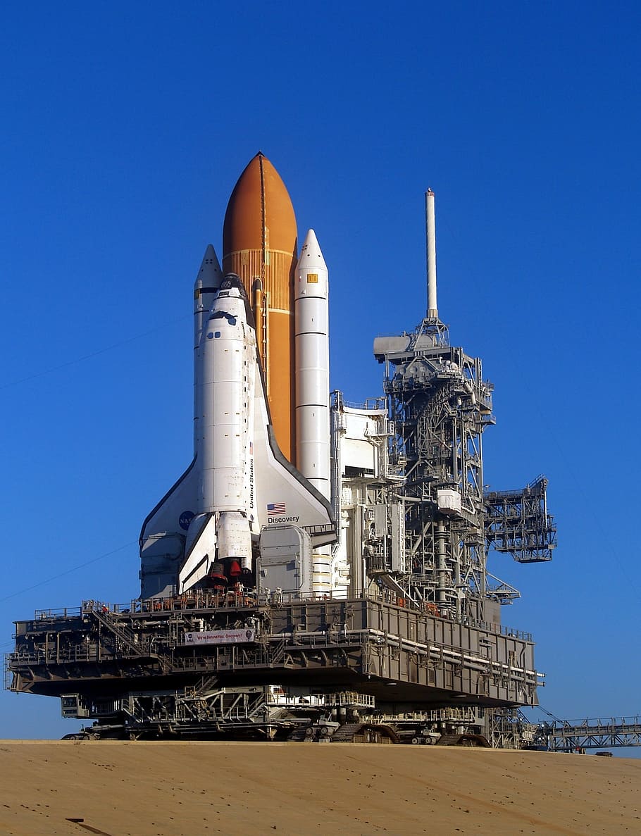 blanc, marró, transbordador espacial, badia, durant el dia, llançadora espacial de descoberta, desenrotllar, plataforma de llançament, pre-llançament, astronauta, missió, exploració, nau espacial, coet, vol, cel, indústria, arquitectura, estructura construïda, blau, cel clar, naturalesa, dia, fàbrica, generació de combustible i energia, exterior de l'edifici, cap gent, aigua, a l'aire lliure, transport, manera de transport, viatjar, mar, tecnologia, 1080P