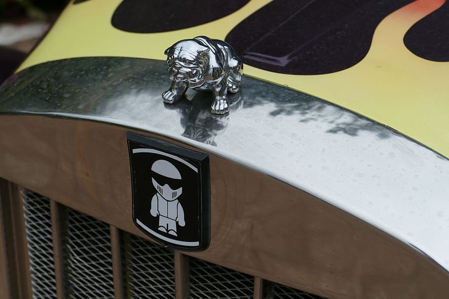 auto, oldtimer, chladič, Pes, Guernsey, Normanské ostrovy, Anglie, Spojené království, přeprava, vysoký úhel pohledu, detail, den, nikdo, způsob dopravy, kov, sdělení, podepsat, Černá barva, zastoupení, lidské zastoupení, venku, pozemního vozidla, zaměřit se na popředí, žlutá, motorové vozidlo, hudba, stavba, architektura, hodiny, stříbrné barvy, 5K