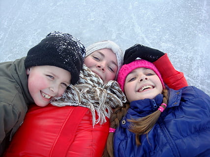 tre, børn, at lyve, sne, skøjteløb, sjovt, er, hat, sammen, kold, vinter, hvid, natur, frosne sø, lykkelig, vinterlandskab, frost, holland, varme tøj, kold temperatur, strik hat, smilende, portræt, barn, Kvinder, hunner, piger, tøj, lykke, barndom, venskab, samvær, hovedskud, søster, teenager, præ-adolescent barn, 2K, CC0, offentligt domæne, royaltyfrie