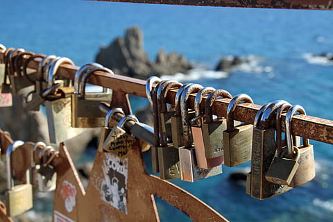 candados, seguridad, la seguridad, seguro, intimidad, bloquear, candado, agua, bloqueo de amor, metal, barandilla, mar, colgando, amor, día, naturaleza, centrarse en primer plano, proteccion, de cerca, nadie, esperanza - concepto, emoción positiva, al aire libre, 5K, CC0, dominio público, libre de derechos