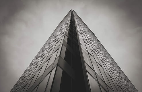 piramide di cemento, fotografia in scala di grigi, edificio in vetro cortina, costruzione, architettura, struttura, Torre, grattacielo, struttura costruita, cielo, esterno dell'edificio, edificio per uffici esterno, Inquadratura dal basso, alto - alto, città, moderno, ufficio, nuvola - cielo, forma triangolare, nessuno, forma, natura, destinazioni di viaggio, attività commerciale, 1080P, CC0, dominio pubblico, privo di copyright