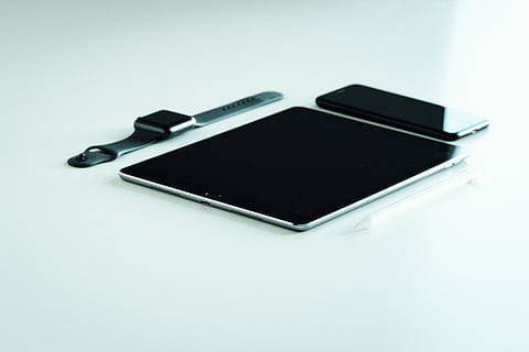 plads, grå, ipad, iphone, æble, holde øje, tre, assorteret, æbleprodukter, tablet, smart ur, telefon, studio skud, indendørs, sort farve, ingen mennesker, teknologi, kopiere plads, hvid baggrund, meddelelse, trådløs teknologi, forretning, tæt på, høj vinkel visning, forbindelse, Kontorforsyning, uddannelse, kontor, pen, virksomhedernes forretning, bord, 5K, CC0, offentligt domæne, royaltyfrie