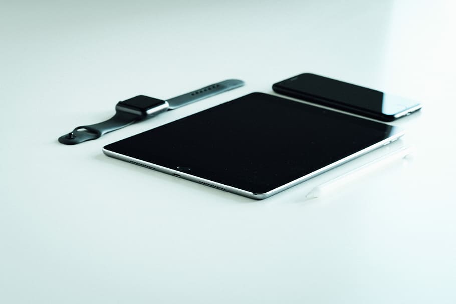 spazio, grigio, ipad, i phone, Mela, orologio, tre, assortito, prodotti di mele, tavoletta, orologio intelligente, Telefono, girato in studio, in casa, colore nero, nessuno, tecnologia, copia spazio, sfondo bianco, comunicazione, tecnologia wireless, attività commerciale, avvicinamento, vista dall'alto, connessione, forniture per ufficio, formazione scolastica, ufficio, penna, Business aziendale, tavolo, 5K