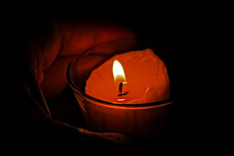 vela, oscuro, memoria, ali, vaso, vejez, fuego, ardiente, llama, iluminado, calor - temperatura, fuego - fenómeno natural, equipo de iluminación, adentro, de cerca, nadie, brillante, fondo negro, naturaleza, misterio, religión, lámpara eléctrica, foto de estudio, luz - fenómeno natural, luminosidad, 5K, CC0, dominio público, libre de derechos