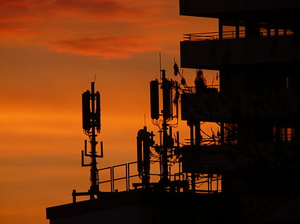 posta de sol, cel, núvols, abendstimmung, sol, romanç, foc, resplendor, cremar, cremant, casa, edifici, antenes, ràdio, sistema de ràdio, antena, pal d’antena, arquitectura, enviar, silueta, estructura construïda, exterior de l'edifici, núvol - cel, color taronja, naturalesa, tecnologia, comunicació, cap gent, a l'aire lliure, indústria, fàbrica, connexió, vista d’angle baix, antena - antena, vespre, cel dramàtic, 2K, CC0, domini públic, lliure de regalies