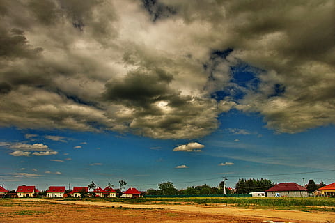 himmel, jorden, skyer, landskab, træer, grøn, natur, træ, sommer, at dække kløende, huse, sky - himmel, miljø, landbrug, plante, landlige scene, gård, jord, bygget struktur, arkitektur, ingen mennesker, transportmidler, Mark, hus, blå, transportform, bygning, afgrøde, halvtørre, havearbejde, 5K, CC0, offentligt domæne, royaltyfrie