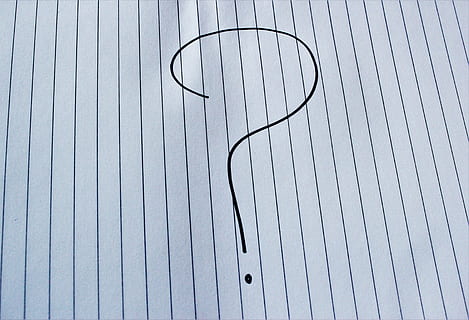 manuscrit, symbole, bleu, doublé, papier, point d'interrogation, signe, question, Pourquoi, marque, demander, problème, confusion, icône, confus, inconnu, modèle, arrière-plans, personne, plein cadre, journée, fermer, conception, bois - matériau, texturé, structure construite, métal, forme, à l'intérieur, architecture, couleur blanche, construction de murs, rayé, tôle ondulée, ligne, ondulé, 4K