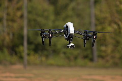 selektywny, fokus zdjęcie, biały, czarny, quadcopter drone, warkot, aparat fotograficzny, latać, pilot, technologia, robot, hobby, oglądanie, antenowy, unosząc się, żadnych ludzi, dzień, na dworze, wojskowy, latający, w powietrzu, pojazd powietrzny, ruch, aparat fotograficzny - sprzęt fotograficzny, inwigilacja, tematy fotograficzne, bezpieczeństwo, skupić się na pierwszym planie, Natura, transport, środek transportu, wylądować, sprzęt medialny, 4K, CC0, domena publiczna, darmowe zdjęcia
