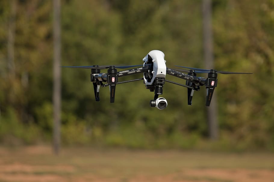 selectiu, foto del focus, blanc, negre, drone quadcopter, drone, càmera, volar, control remot, tecnologia, robot, pasatemps, mirant, aèria, flotant, cap gent, dia, a l'aire lliure, militar, volant, a l'aire, vehicle aeri, moviment, càmera - equip fotogràfic, vigilància, temes de fotografia, seguretat, centrar-se en primer pla, naturalesa, transport, manera de transport, terra, equipament de suports, 4K