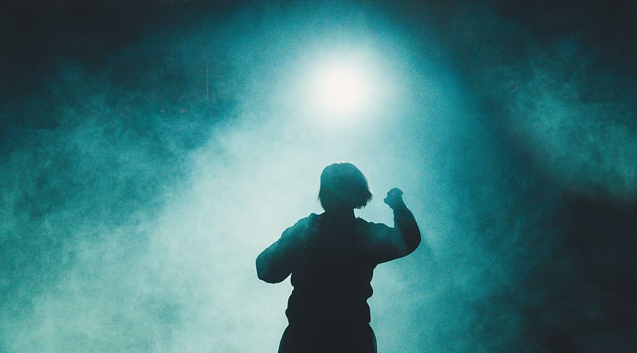 Silhouette Fotografie, Person, tanzende Person, umgeben, Nebel, Wolke, Blau, dunkel, Licht, eine Person, Stehen, Rückansicht, Silhouette, Männer, Taille hoch, Rauch - physische Struktur, Freizeitbeschäftigung, Dreiviertel Länge, Lebensstile, Emotion, Natur, draußen, suchen, Erwachsene, negative Emotionen, 5K