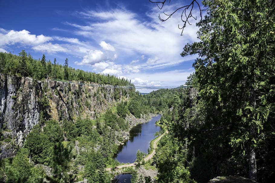 vista, cels, canó de l'àguila, escènic, àguila, canyon, ontari, bluffs, Canadà, penya-segats, núvols, presentat, foto, domini públic, riu, cel, arbres, naturalesa, paisatge, escenics, aigua, arbre, bosc, llac, estiu, a l'aire lliure, color verd, muntanya, blau, bellesa a la natura, panoràmica, núvol - cel, pi, planta, escenics - natura, tranquil·litat, escena tranquil·la, creixement, dia, cap gent, escena no urbana, idíl·lic, 5K