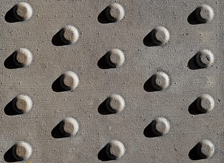Senza titolo, urto, ombra, schieramento, griglia, struttura, modello, tessile, stoffa, ruvido, grumo, foruncolo, tumulo, sollievo, ripetere, il giro, pavimento, cieco, tattile, cartello, guida, cecità, pavimentazione, pedone, mobilità, toccare, marciapiede, sensazione, indicatore, superficie, canna, invalidità, camminare, alterata, fotogramma intero, sfondi, nessuno, avvicinamento, strutturato, giorno, ripetizione, luce del sole, di fila, design, forma, in casa, metallo, dettaglio, forma geometrica, caratteristica della parete, 4K, CC0, dominio pubblico, privo di copyright