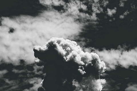 fotografi grayscale, awan, foto skala abu-abu, berawan, langit, cloudscape, hitam dan putih, awan - langit, hari, alam, tidak ada orang, keindahan di alam, asap - struktur fisik, di luar rumah, scenics - alam, tampilan sudut rendah, bayangan hitam, adegan yang tenang, ketenangan, polusi, sinar matahari, adegan non-urban, isu sosial, lingkungan Hidup, 5K, CC0, domain publik, bebas royalti