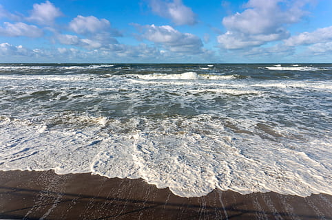 sfondo, baltico, baia, spiaggia, bellissimo, nuvole, costa, giorno, ecologia, mercoledì, l'eccitazione, orizzonte, paesaggio, mattina, movimento, natura, oceano, all'aperto, sabbia, mare, litorale, ostetricia, onda, acqua, vacanza, cielo, sole, tempesta, viaggio, estate, tempo metereologico, vento, paesaggio marino, scenics - natura, bellezza nella natura, nuvola - cielo, orizzonte sull'acqua, sport acquatico, sport, fare surf, terra, la tranquillità, scena tranquilla, 4K, CC0, dominio pubblico, privo di copyright