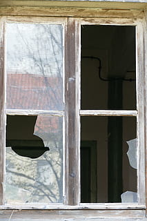 rovinare, decadimento, finestra, azienda agricola, bicchiere, mirroring, vetro - materiale, Casa, danneggiato, abbandonato, porta, struttura costruita, architettura, costruzione, trasparente, giorno, esterno dell'edificio, nessuno, all'aperto, riflessione, luce del sole, rotto, vecchio, telaio della finestra, natura, 5K, CC0, dominio pubblico, privo di copyright