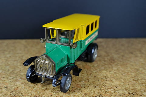 Bus, ein, Auto, Modell-, Oldtimer, Grün, Gelb, altmodisch, Retro-Stil, alt, Transport, Spielzeugauto, Spielzeug, Kindheit, Transportmittel, Kraftfahrzeug, Landfahrzeug, Straße, einzelnes Objekt, Geschwindigkeit, Rad, grüne Farbe, Land, Abwesenheit, Fokus auf den Vordergrund, draußen, Reifen, 4K, CC0, gemeinfrei, lizenzfrei