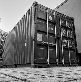Container, Ladung, Geschäft, Baucontainer, Schwarz-Weiss, Wird geladen, die Architektur, gebaute Struktur, Text, Kommunikation, Tag, Gebäudehülle, Natur, Himmel, keine Leute, westliche Schrift, draußen, Feld, Transport, Industrie, Flachwinkelansicht, Gebäude, Metall, Zeichen, 2K, CC0, gemeinfrei, lizenzfrei