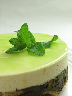 pastís, menta, menjar, postres, dolç, suites, pastisseria de França, fruita, estiu, xocolata, deliciós, sucre, caramels, alces, menjar dolç, fulla de menta - culinària, menjar i beguda, color verd, frescor, primer pla, full, herba, natura morta, a l'interior, indulgència, llest per menjar, temptació, cap gent, part de la planta, centrar-se en primer pla, placa, decorar, 2K, CC0, domini públic, lliure de regalies