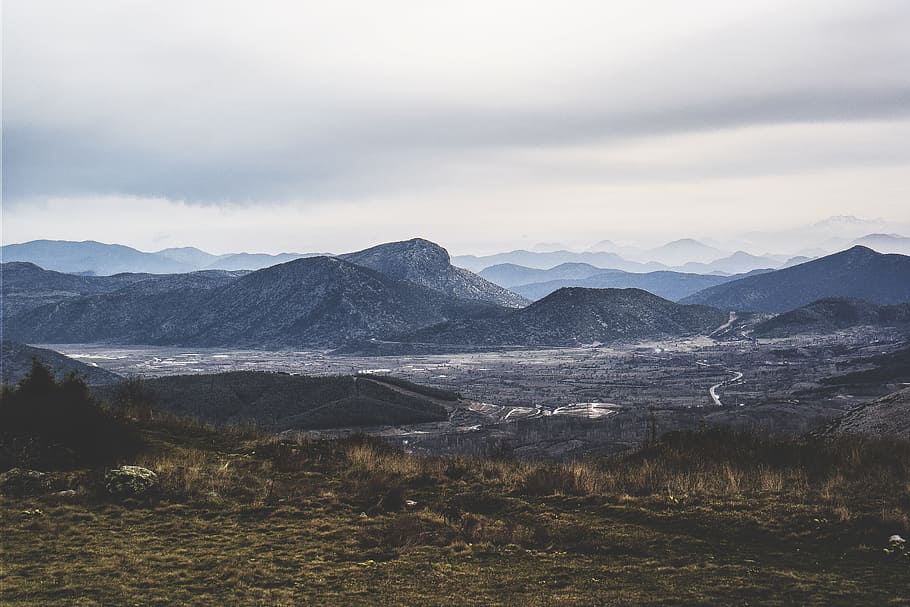 la nature, paysage, sommet, pics, prairies, herbe, ciel, des nuages, pente, vert, gris, bleu, Montagne, paysages - nature, chaîne de montagnes, environnement, beauté dans la nature, nuage - ciel, tranquillité, scène tranquille, personne, journée, terre, plante, éloigné, en plein air, scène non urbaine, eau, 2K