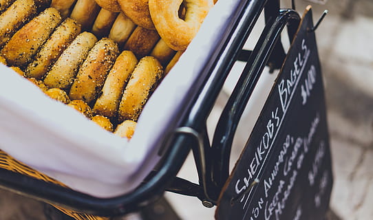 Bagels, marrón, cesta de mimbre, rosquilla, un pan, comida, bocadillo, cesta, carro, comida y bebida, listo para comer, enfoque selectivo, nadie, de cerca, frescura, adentro, utensilio de cocina, vista de alto ángulo, frito, naturaleza muerta, equipo doméstico, indulgencia, texto, alimentación saludable, papa preparada, tenedor, bandeja, tentación, 5K, CC0, dominio público, libre de derechos