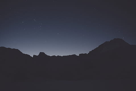 nit, fosc, mount, muntanya, cel, estrella - espai, silueta, escenics - natura, espai, astronomia, escena tranquil·la, bellesa a la natura, tranquil·litat, Serra, naturalesa, cap gent, paisatge, medi ambient, galàxia, estrella, idíl·lic, majestuós, cim de muntanya, 4K, CC0, domini públic, lliure de regalies