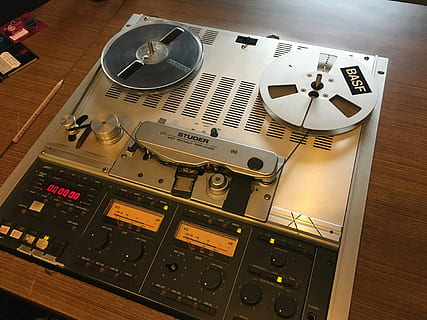 cakram, mesin, perekam, mesin disk, disk dengan, teknologi, musik, tidak ada orang, dalam ruangan, panel kendali, merapatkan, tampilan sudut tinggi, meja, budaya seni dan hiburan, peralatan rekaman suara, mixer suara, kontrol, peralatan audio, studio, peralatan, laptop, koneksi, masih hidup, komunikasi, alat musik, komputer, percampuran, 4K, CC0, domain publik, bebas royalti