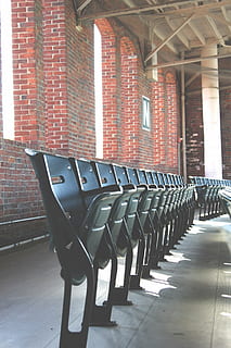 noir, beaucoup de chaise en cuir, à l'intérieur, bâtiment, gang, carboniser, des places, sièges, chaises, salle, des briques, des arches, architecture, dans une rangée, chaise, vide, personne, absence, mur de briques, siège, brique, structure construite, journée, mur, sol, construction de murs, arrangement, ordre, répétition, 1080P, CC0, domaine public, libre de droits