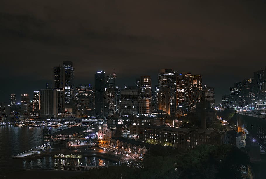 aèria, fotografia, paisatge urbà, cel nocturn, arquitectura, edifici, infraestructura, fosc, cel, gratacels, torre, ciutat, llums, urbà, nit, horitzó urbà, escena urbana, asia, districte del centre de la ciutat, lloc famós, il·luminat, exterior de l'edifici, estructura construïda, cap gent, exterior d’edifici d’oficines, modern, aigua, alta - alta, naturalesa, barri residencial, a l'aire lliure, districte financer, vida nocturna, 4K