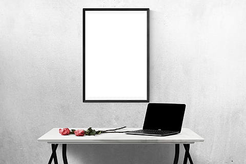 nero, computer portatile spento, bianca, di legno, tavolo, cornice, manifesto, modello, parete, presentazione, scrivania, ritratto, arredamento, azione, immagine, interno, foto, decorazione, computer, tecnologia, copia spazio, in casa, il computer portatile, caratteristica della parete, nessuno, tecnologia wireless, pianta, vaso, fiore, natura, attività commerciale, pianta fiorita, connessione, posto a sedere, comunicazione, vuoto, pianta in vaso, 5K, CC0, dominio pubblico, privo di copyright