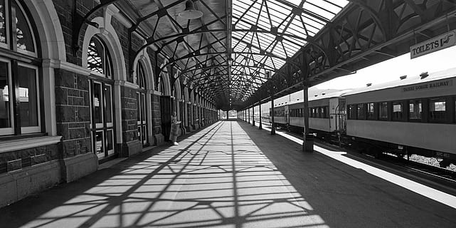 plošina, dunedin, světlo, stín, hra stínů, Nový Zéland, jižní ostrov, nástupiště železniční stanice, uvnitř, přeprava, den, nikdo, architektura, vlak metra, železniční dopravy, železniční stanice, stavba, způsob dopravy, veřejná doprava, vlak, vlak - vozidlo, dráha, strop, oblouk, cestovat, cesta vpřed, železniční trať, perspektiva, 5K, CC0, veřejná doména, bez autorských práv