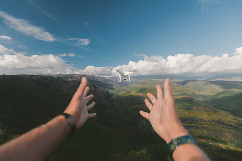persona, assenyalant, mans, blanc, durant el dia, drone quadcopter, frontal, muntanyes, fons, drone, la vida, volar, volant, agafar, naturalesa, mà humana, muntanya, a l'aire lliure, paisatge, cel, núvol - cel, escenics, color verd, una persona, gent, part del cos humà, persones reals, dia, mà, medi ambient, escenics - natura, activitat d'oci, perspectiva personal, adult, part del cos, dues persones, terra, extremitat humana, dit, 5K, CC0, domini públic, lliure de regalies