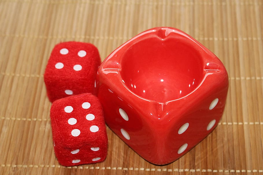 krychle, popelník, Červené, hazardních her, dřevo - materiál, uvnitř, detail, stůl, jídlo a pití, nikdo, polka dot, emoce, jídlo, stálý život, vysoký úhel pohledu, kostky, tvar srdce, puntíkovaný, vzor, sladký, tvar, dva objekty, oslava, 5K
