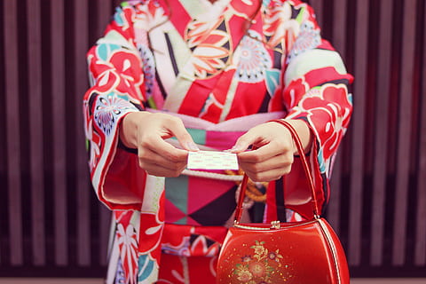 Frau, halten, Papier-, tragen, Blumen-, Kimono, Handtasche, Japan, Japanische Kultur, japanische ethnizität, Kulturen, Menschen, traditionelle Kleidung, Geisha, eine Person, rot, Frauen, Erwachsene, Eleganz, Mode, menschliche Hand, nur für Erwachsene, Mittelteil, drinnen, Fokus auf den Vordergrund, Vorderansicht, Nahansicht, echte Menschen, Kleidung, Hand, Muster, gestreift, 1080P, CC0, gemeinfrei, lizenzfrei