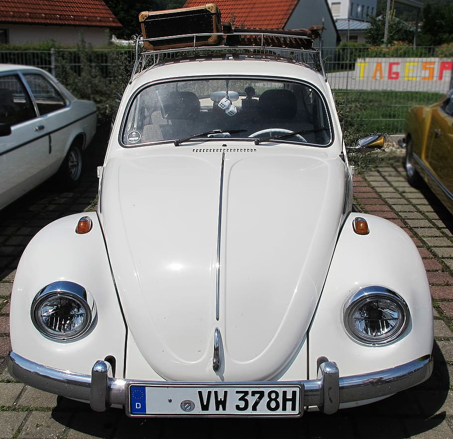 vw beetle, oldtimer, escarabat, vw, article de col·leccionista, clàssic, nostàlgia, automoció, cotxe, oldi, vehicle, automàtic, cotxe antic, passat, pkw, vell, veterà, nostàlgic, transport, dia, a l'aire lliure, cap gent, manera de transport, automòbil, vehicle terrestre, estil retro, cotxe d'època, estacionari, faro, ciutat, Color blanc, text, carrer, carretera, primer pla, riquesa, luxe, 1080P