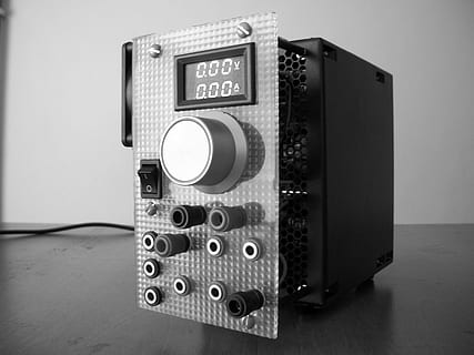 elektronika, průmyslový, elektronický průmysl, laboratoř, metrologie, technologie, umělecká kultura a zábava, zařízení, retro stylu, hudba, starý, uvnitř, antický, nikdo, zastaralý, minulost, Dějiny, audio zařízení, sdělení, analogový, detail, studio shot, stereo, fotoaparát - fotografické vybavení, stiskněte tlačítko, elektrické zařízení, stříbrné barvy, 2K, CC0, veřejná doména, bez autorských práv